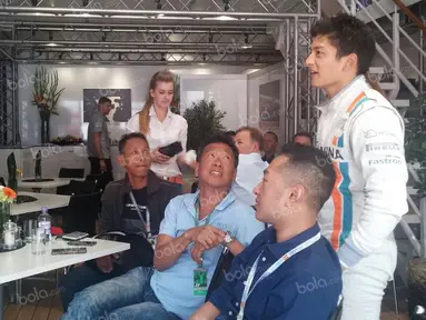 Pebalap Manor Racing asal Indonesia, Rio Haryanto, berjumpa dengan orang tua dan kakaknya seusai kualifikasi F1 GP Spanyol di Sirkuit Catalunya, Spanyol, Sabtu (14/5/2016). (Bola.com/Reza Khomaini)