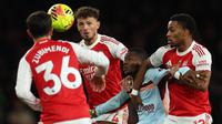 Bek Arsenal, Martin Zubimendi (kiri), Ben White (2 kiri), dan Jurrien Timber (kanan) berebut bola dengan penyerang Brentford, Dango Ouattara dalam pertandingan Liga Inggris antara Arsenal dan Brentford di Stadion Emirates, London, pada 3 Desember 2025. (Adrian Dennis / AFP)