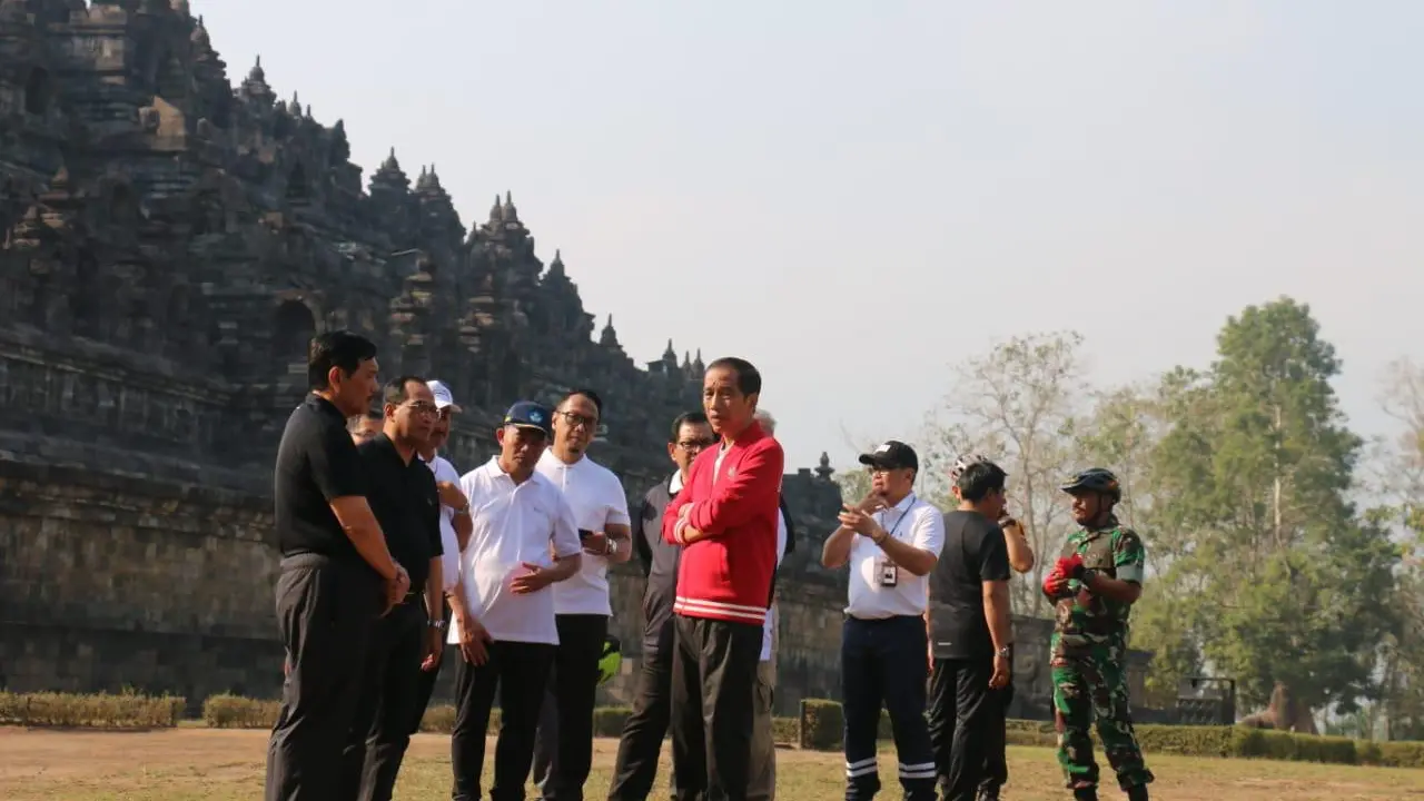 Presiden Joko Widodo atau Jokowi meninjau kawasan wisata Candi Borobudur Kabupaten Magelang Jawa Tengah.