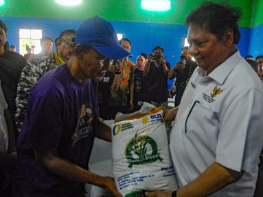 Menteri Koordinator Bidang Perekonomian Airlangga Hartarto menyalurkan Bantuan Langsung Tunai (BLT) El Nino di Kelurahan Pabuaran, Cibinong, Kabupaten Bogor, Jawa Barat, Sabtu (6/1/2024). Airlangga menjelaskan bahwa BLT El Nino merupakan bantuan khusus bagi penerima manfaat yang terdampak kekeringan. (merdeka.com/Arie Basuki)