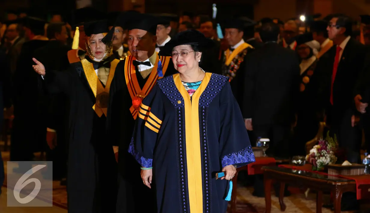 Ketua Umum DPP PDIP Megawati Soekarnoputri berjalan menuju mimbar untuk menerima gelar doktor honoris causa bidang politik dan pemerintah di UNPAD, Bandung, Rabu (25/5). (Liputan6.com/Gempur M Surya)