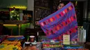 Karyawan merapikan sejumlah kain batik Betawi pada pameran Pernik Nusantara di Kebayoran Baru, Minggu (3/5/2015). Pameran tersebut menampilkan beragam kerajinan asli nusantara seperti busana dan perhiasan. (Liputan6.com/Yoppy Renato) 