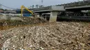 Tumpukan sampah menumpuk di bawah jembatan flyover Kalibata, Jakarta Selatan, Senin (16/11/2015). Pasca datangnya air kiriman dari Bogor, tumpukan sampah menumpuk di bawah jembatan. (Liputan6.com/Yoppy Renato)