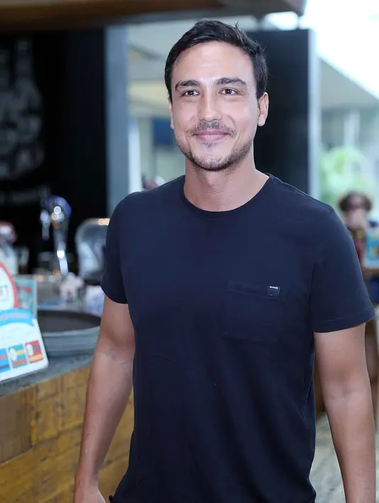 Kegemarannya traveling, kembali muncul saat menjalani syuting di Malaysia. Ia mengaku melakukan perjalanan singkat menjelajahi pulau disela-sela syuting. Ia mengaku penasaran dengan daerah yang disinggahinya. (Nurwahyunan/Bintang.com)