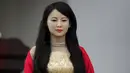 Robot humanoid bernama Jiajia yang dibuat oleh Universitas Sains dan Teknologi Cina saat acara peluncurannya di Hefei, Provinsi Anhui, Cina, Jumat (15/4). Robot wanita cantik ini menjadi pusat perhatian pengunjung. (REUTERS/Stringer)