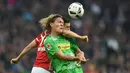 Striker Bayern Munchen, Robert Lewandowski, berduel dengan pemain Borussia Monchengladbach, Jannik Vestergaard, dalam laga pekan ke-8 Bundesliga 2016-2017, Sabtu (23/10/2016). (AFP/Christof Stache)