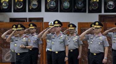 Sepuluh perwira tinggi Polri menerima kenaikan pangkat pada upacara di Rupatama Mabes Polri, Jakarta, Senin (23/5).  Salah satunya yakni, Kepala Divisi Humas Polri, Boy Rafli yang sebelumnya berpangkat Brigjen menjadi‎ Irjen. (Liputan6.com/Johan Tallo)