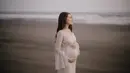 Dalam balutan dress putih berbahan lace transparan dari @jessiegunawanstudio, ia memperlihatkan baby bump-nya dengan penuh kebanggaan dan kebahagiaan. Siluet dress yang membalut tubuhnya menonjolkan keanggunan Aaliyah sekaligus memberikan kesan dreamy yang begitu kental.  [@aaliyah.massaid].