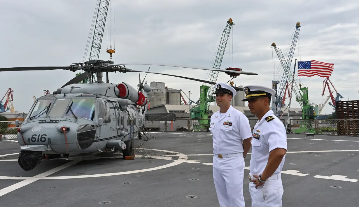 Personel angkatan laut AS berada di atas Kapal komando Amerika Serikat USS Blue Ridge (LCC-19) yang berlabuh di dermaga JICT 2, Pelabuhan Tanjung Priok, Rabu (1/5/2019). Kedatangan USS Blue Ridge ke Indonesia kali ini merupakan yang ketiga kalinya setelah tahun 2012 dan 2014. (ADEK BERRY/AFP)