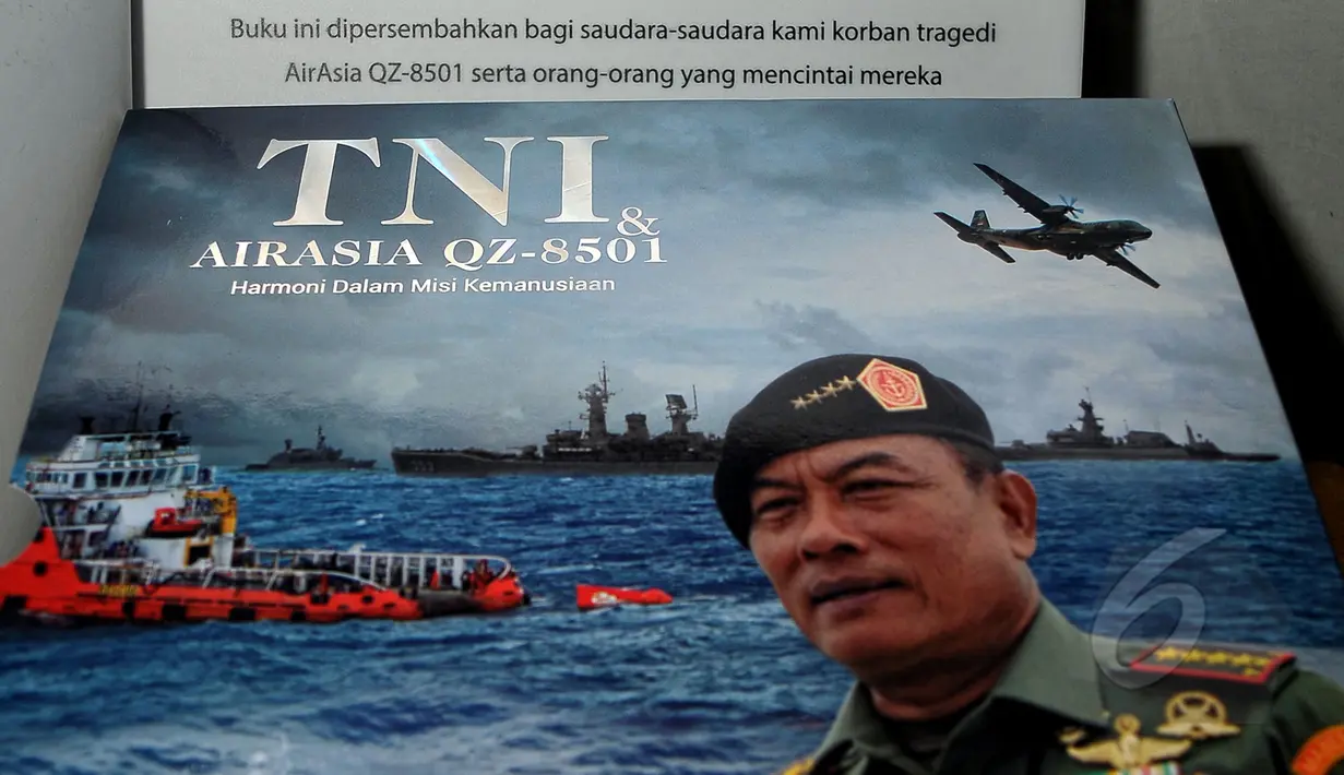 Penampakan buku ‘TNI dan Air Asia QZ8501’ yang diluncurkan Panglima TNI Jenderal Moeldoko di Gedung Media Center, Mabes TNI Cilangkap, Jakarta, Selasa (5/5/2015). (Liputan6.com/Yoppy Renato)