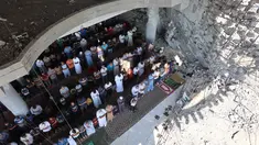 Umat Muslim Palestina melaksanakan salat Jumat di tengah puing-puing Masjid Albaani yang hancur di Khan Yunis, Jalur Gaza Selatan, pada 17 Oktober 2025. (Omar AL-QATTAA/AFP)