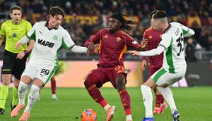 Pemain AS Roma, Manu Kone, dihimpit dua pemain Sassuolo saat bertanding dalam lanjutan Liga Italia 2025/2026 di Stadio Olimpico, Minggu (11/1/2026) dini hari WIB. (Alberto PIZZOLI / AFP)