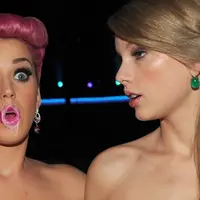 Pertengkaran Taylor Swift dan Katy Perry tak hanya sebatas rebutan penari dan juga lagu Bad Blood. TayTay mengembalikan katalognya dari Spotify saat Katy merilis album terakhirnya. (Mashable)