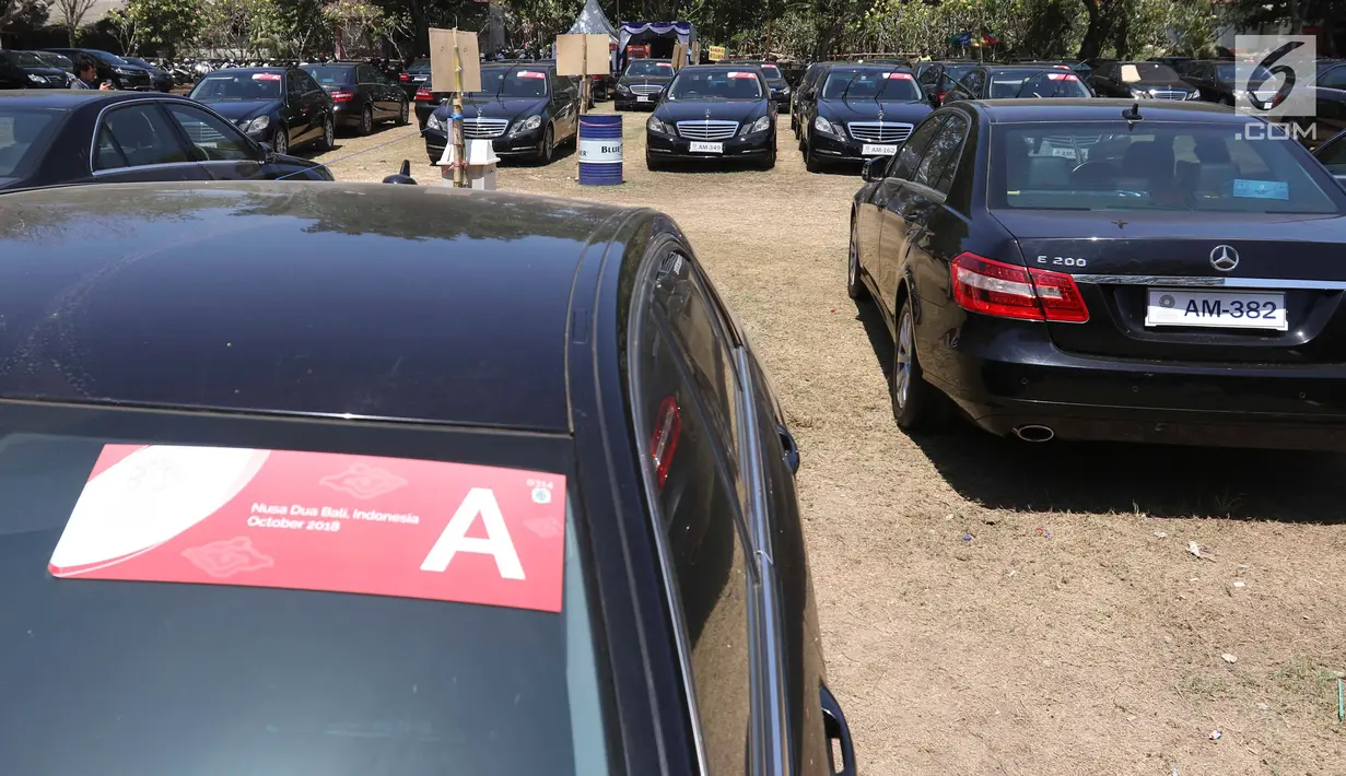 Mobil Toyota Camry dan Mercy E200 terlihat di Lapangan Lagoon Bali, Nusa Dua, Selasa (9/10). Sebanyak 865 unit kendaraan tersebut disiapkan untuk mengangkut delegasi Pertemuan Tahunan IMF-World Bank di Bali. (Liputan6.com/Angga Yuniar)