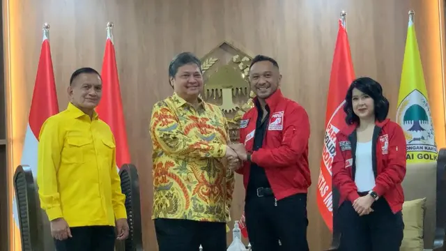 Ketua Umum Partai Golkar Airlangga Hartarto menerima kunjungan pengurus DPP Partai Solidaritas Indonesia (PSI) di Kantor DPP Partai Golkar, Jalan Anggrek Nelly Murni, Slipi, Jakarta Barat, Rabu (12/4/2023).