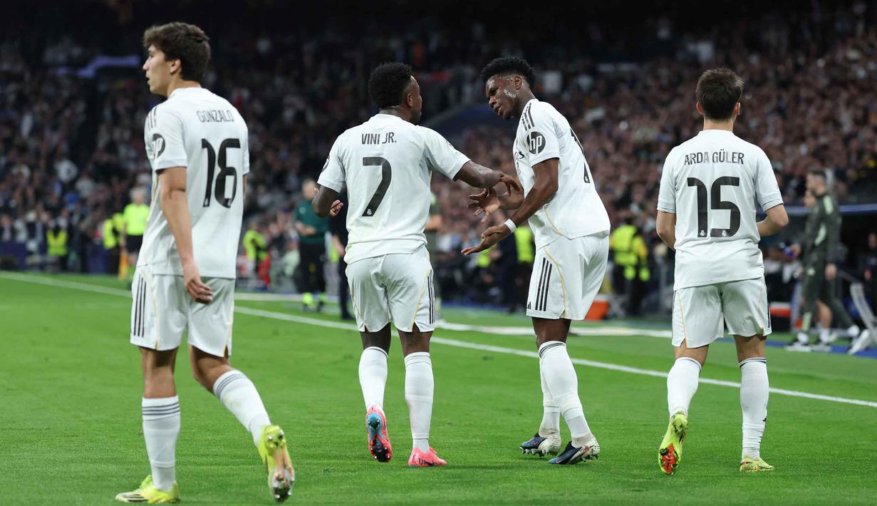 Dua menit berselang, gelandang Real Madrid Aurelien Tchouameni berhasil menyamakan kedudukan sekaligus mengembalikan keunggulan agregat bagi tuan rumah. Tampak dalam foto, gelandang Real Madrid asal Prancis, Aurelien Tchouameni (kedua kanan), merayakan gol penyama kedudukan selama pertandingan leg kedua babak playoff 16 besar Liga Champions 2025/2026 melawan SL Benfica di Stadion Santiago Bernabeu pada Rabu 25 Februari 2026 waktu setempat atau Kamis (26/2/2026) dini hari WIB. (Thomas COEX/AFP)