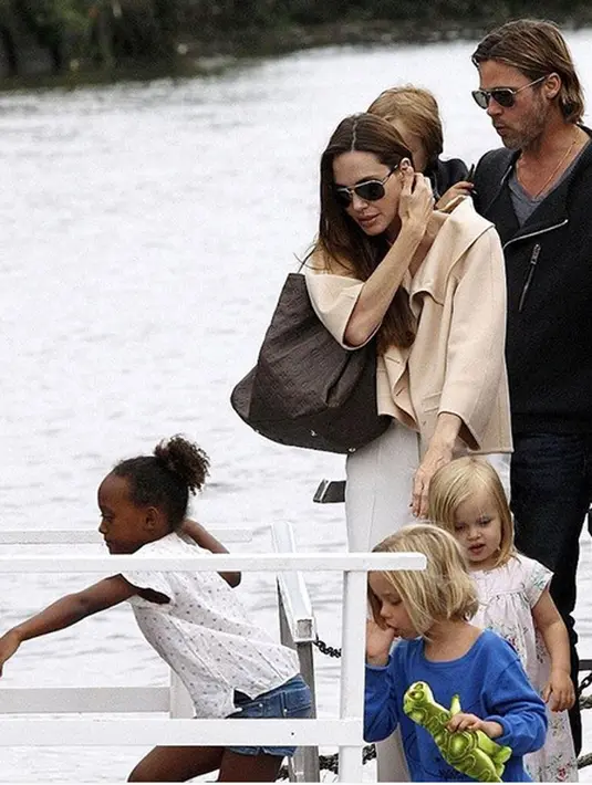 "Keputusan ini diambil untuk alasan kesehatan keluarga. Dia tak akan berkomentar dan meminta diberikan ruang untuk privasi keluarga," terang pengacara Angelina Jolie. (Instagram/angelinajolieofficial)