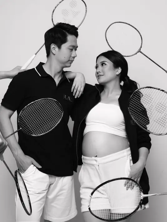 Di potret pertama, Valencia Tanoe tampil sporty dengan croptop dan celana putih. Dilapis dengan unzipped jacket [@valenciatanoe]