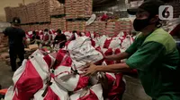 Pekerja mengemas paket bantuan sosial (bansos) di Gudang Food Station Cipinang, Jakarta, Rabu (22/4/2020). Pemerintah pusat menyalurkan paket bansos selama tiga bulan untuk mencegah warga mudik dan meningkatkan daya beli selama masa pandemi COVID-19. (Liputan6.com/Johan Tallo)