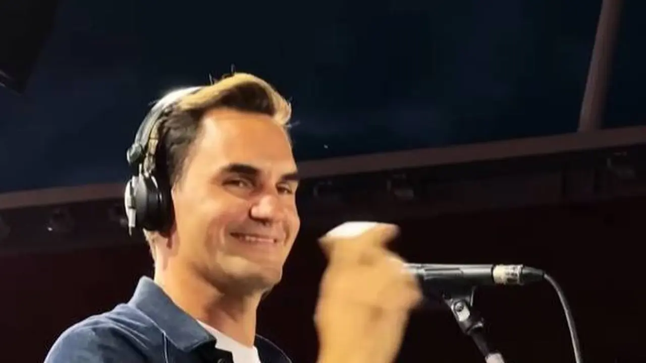 Petenis Roger Federer ikut manggung bareng Coldplay di konser Coldplay di Zurich, Swiss.