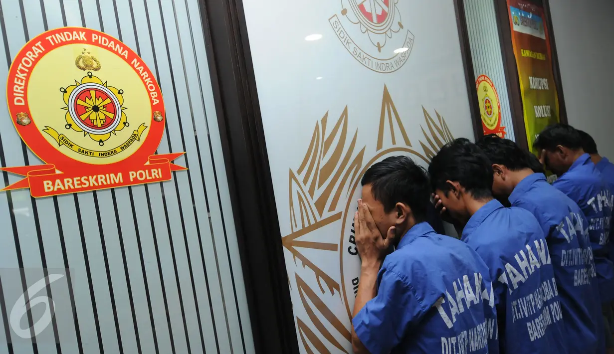 Enam orang tersangka penyelundup ganja diperlihatkan saat rilis di Jakarta, Selasa (24/5/2016). Petugas menahan enam orang tersangka dengan barang bukti narkoba jenis ganja seberat satu ton. (Liputan6.com/Helmi Fithriansyah)