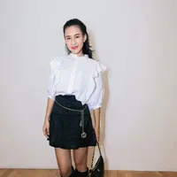 Tak hanya mengenakan brand lokal, di acara kasual, Shenina pun mengenakan outfit serba Chanel. Dari atasan putih ruffle lengan balon dipadukan mini skirt pleated hitam dan mengenakan belt rantainya. Ia pun membawa tas Chanel hitam dan mengenakan boots putih. [@sheninacinnamon]