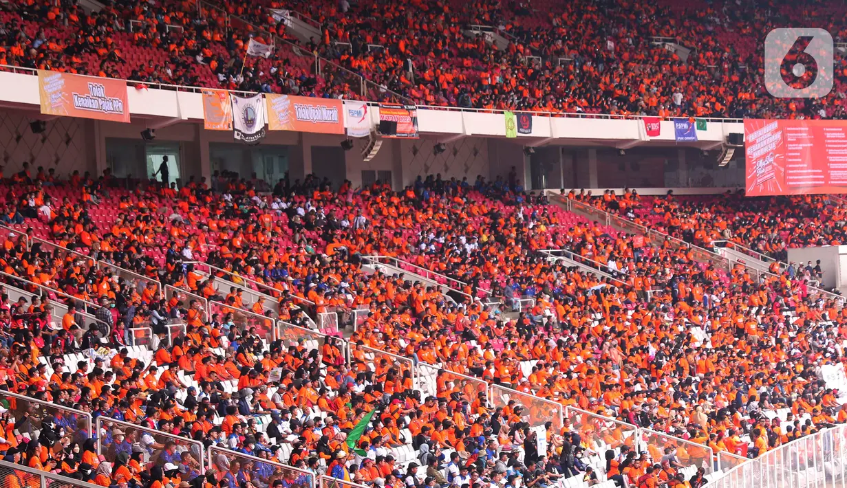 Ratusan buruh memadati Stadion Gelora Bung Karno (GBK) saat aksi bertajuk May Day Fiesta 2022 di Senayan, Jakarta Pusat, Sabtu (14/5/2022). Dalam aksi kali ini, massa buruh membawa 18 tuntutan, di antaranya menolak omnibus law UU Cipta Kerja, wujudkan kedaulatan pangan dan dan menolak kenaikan Pajak Pertambahan Nilai (PPN). (Liputan6.com/Angga Yuniar)