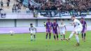 Pemain PSS Sleman, Yevhen Bokhashvili, melepaskan tendangan penalti saat melawan Persita Tangerang pada laga pekan ke-28 BRI Liga 1 2022/2023 di Stadion Indomilk Arena, Tangerang, Kamis (2/3/2023). Persita menang dengan skor 2-1. (Bola.com/M Iqbal Ichsan)