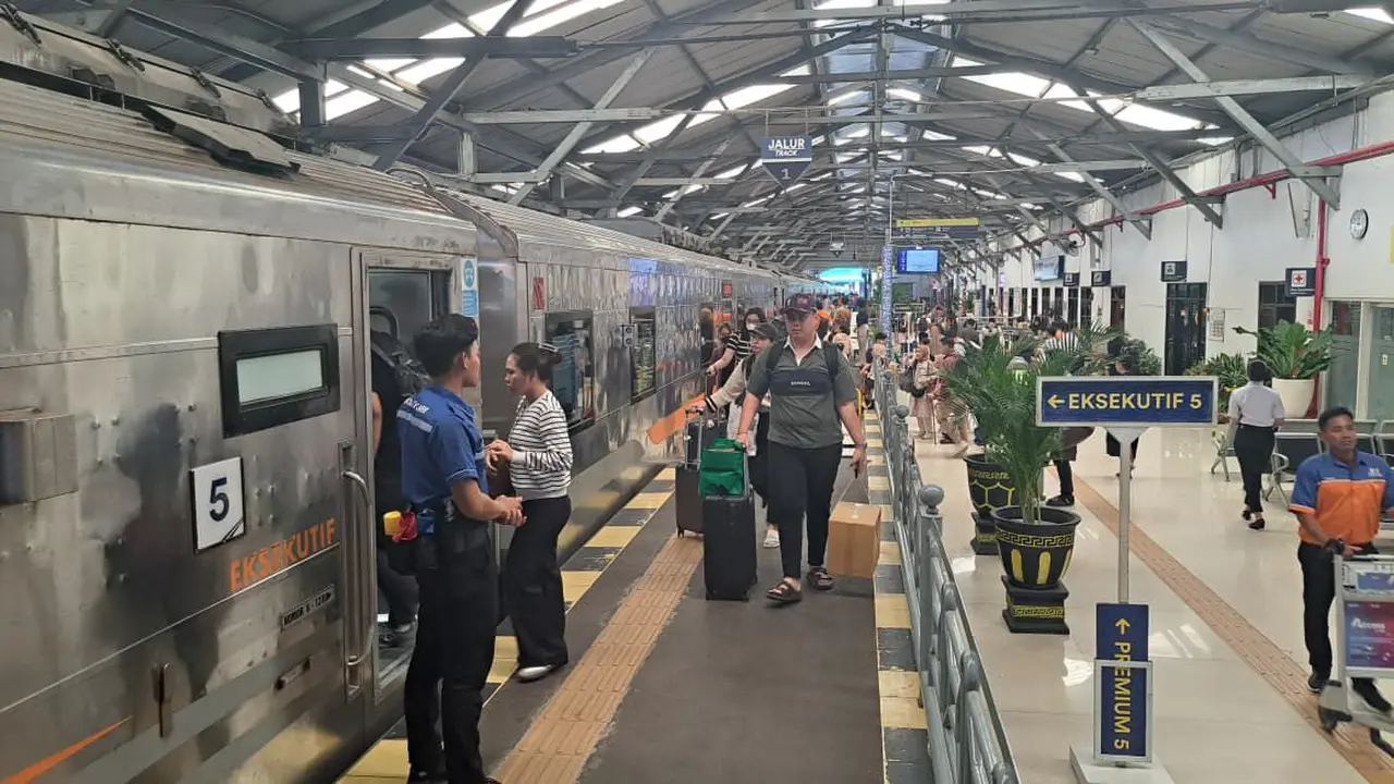 PT Kereta Api Indonesia (Persero) mencatat penjualan tiket angkutan Lebaran 2026 telah mencapai 93,3 persen. (Foto: KAI)