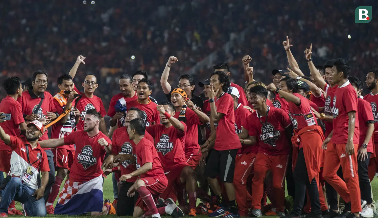 Para pemain Persija Jakarta merayakan gelar juara Piala Presiden setelah mengalahkan Bali United di SUGBK, Jakarta, Sabtu (17/2/2018). Persija menang 3-0 atas Bali United. (Bola.com/Vitalis Yogi Trisna)