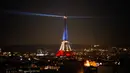 Ketika itu serangkaian serangan terjadi di sekitar ibu kota Prancis, termasuk di Stade de France, yang menewaskan 130 orang. Tampak sebuah foto yang menunjukkan Menara Eiffel yang diterangi dengan warna bendera nasional Prancis saat peringatan ke-10 serangan teroris Paris yang terjadi pada 2015, di Paris, pada 12 November 2025. (Dimitar DILKOFF/AFP)