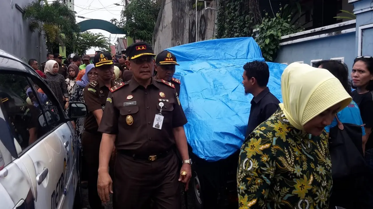 Kejati Boyong Emak-Emak Cantik Bantu Korban Banjir Sulsel (Liputan6.com/ Eka Hakim)