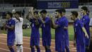 Para pemain Thailand memberikan salam usai dikalahkan Timnas Indonesia U-22 pada laga SEA Games 2019 di Stadion Rizal Memorial, Manila, Selasa (26/11). Indonesia menang 2-0 atas Thailand. (Bola.com/M Iqbal Ichsan)