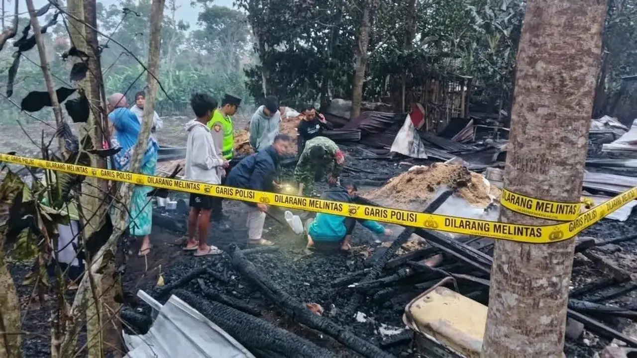 Kebakaran kandang ayam menyisakan puing-puing dan menewaskan pemiliknya. (Dok. Istimewa)