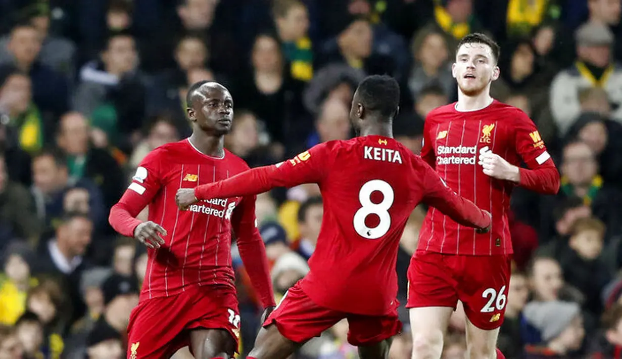 Para pemain Liverpool merayakan gol yang dicetak oleh Sadio Mane ke gawang Norwich City pada laga Premier League di Stadion Carrow Road Minggu (16/2/2020). Liverpool menang 1-0 atas Norwich City. (AP/Frank Augstein)