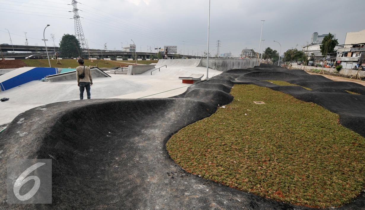 Seorang pekerja berdiri di tengah skate park di kawasan Kalijodo, Tambora, Jakarta Barat, Selasa (6/12). Saat ini progres pembangunan hampir selesai, pihak kontraktor juga yakin pembangunan akan selesai tepat waktu. (Liputan6.com/Yoppy Renato)