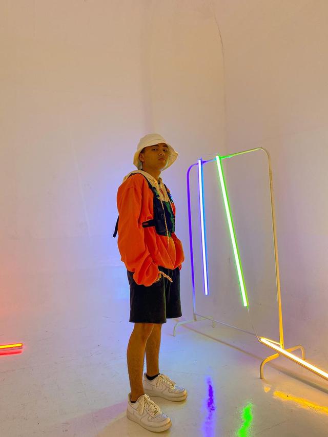 6 Gaya Brandon De Angelo IMB saat Pakai Bucket Hat, Tampil Stylish