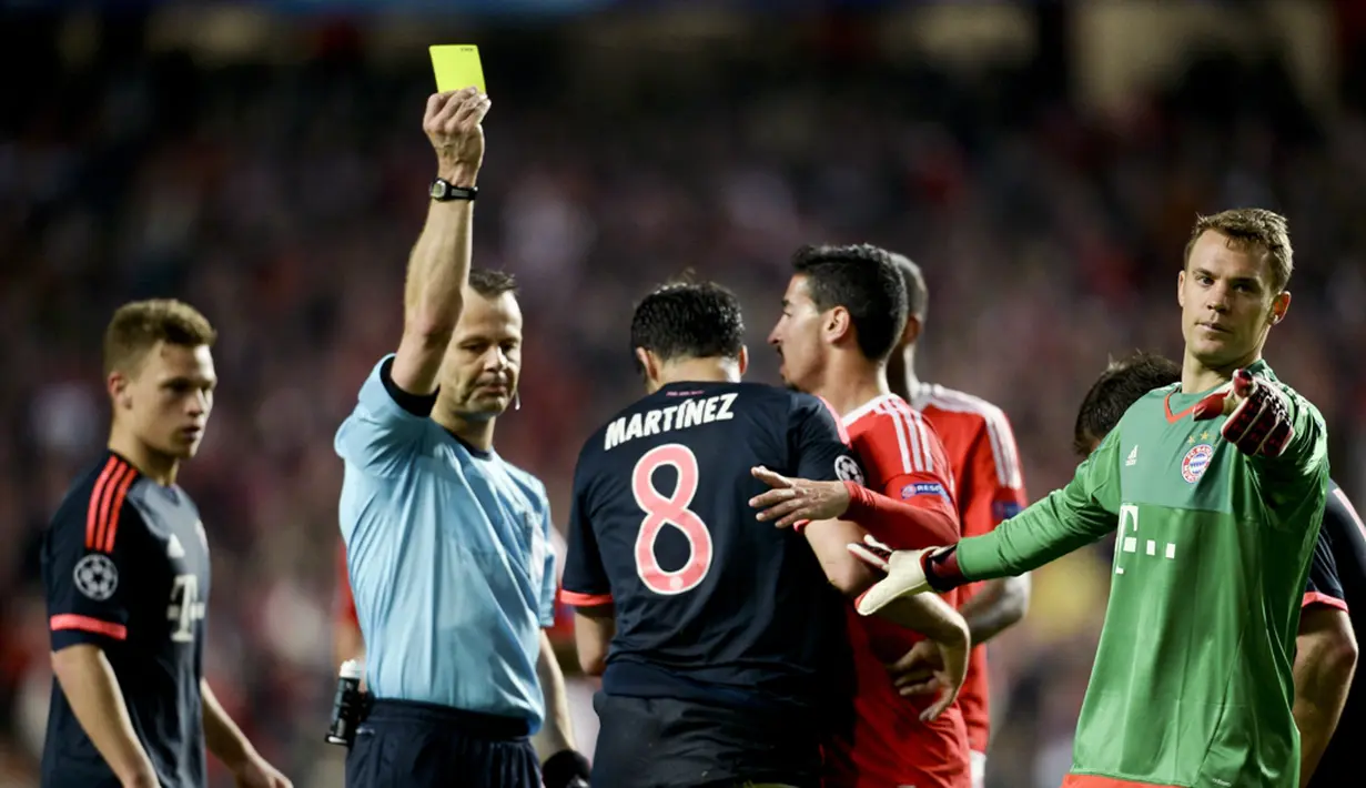 Wasit memberi kartu kuning kepada pemain Bayern Munchen, Javi Martinez, pada leg kedua perempat final Liga Champions di Estadio da Luz, Lisbon, Kamis (14/4/2016) dini hari WIB. (AFP/Patricia De Melo Moreira)