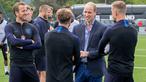 Pangerang William berdiskusi saat menunjungi latihan Timnas Inggris di West Riding County FA, Leeds, Kamis (7/6/2018). Kedatangan ini untuk memberikan support jelang Piala Dunia 2018 Rusia. (AFP/Charlotte Graham)