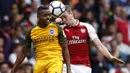 Pemain Brighton, Jose Izquierdo (kiri) berduel dengan pemain Arsenal, Rob Holding pada lanjutan Premier League di Emirates Stadium, London, (1/10/2017). Arsenal menang 2-0. (AFP/Adrian Dennis) 