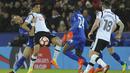 Pemain Leicester, Yohan Benalouane (kiri) menghadang pemain Derby, Nick Blackman pada putaran keempat Piala FA di King Power Stadium, Leicester (8/2/2017). Leicester menang 3-1.  (AP/Rui Vieira)