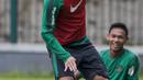 Pemain Timnas Indonesia, Egy Maulana, mengontrol bola saat latihan di Lapangan ABC Senayan, Jakarta, Sabtu (17/3/2018). Latihan ini merupakan persiapan jelang laga uji coba melawan Singapura. (Bola.com/Vitalis Yogi Trisna)