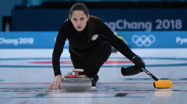 Atlet curling asal Rusia, Anastasia Bryzgalova tampil dalam nomor ganda campuran pada Olimpiade Musim Dingin Pyeongchang 2018 di Gangneung, Korea Selatan, Senin (12/2). Dunia maya akhir-akhir ini diramaikan pesona Anastasia Bryzgalova. (WANG Zhao/AFP)