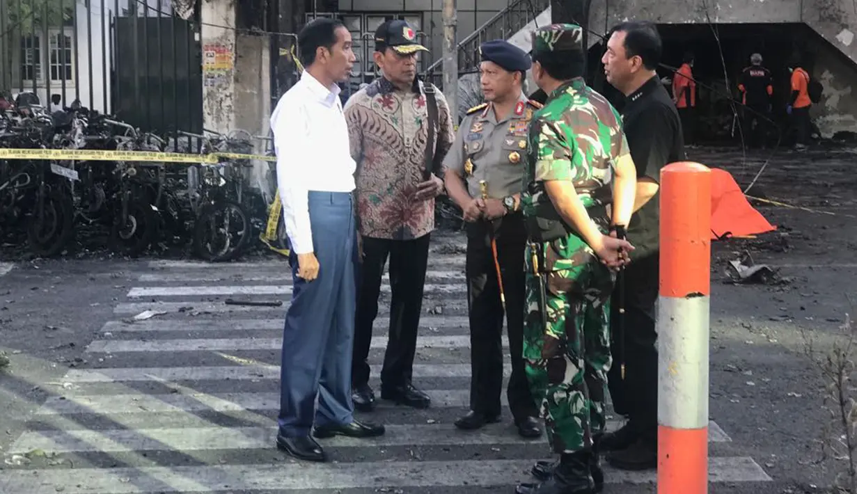 Presiden Jokowi berbincang dengan Kapolri Jenderal Tito Karnavian saat meninjau Gereja Kristen Indonesia di Jalan Arjuna, Surabaya, Minggu (13/5). GPPS merupakan salah satu dari tiga gereja di Surabaya yang diserang bom bunuh diri. (Liputan6.com/Istimewa)