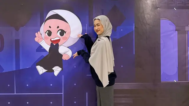 Gaya Jilbab Mleyot ala Xaviera Putri