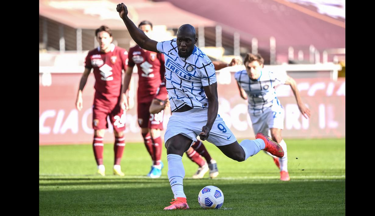 Romelu Lukaku yang ditunjuk sebagai eksekutor mampu melaksanakan tugasnya dengan baik. Penyerang berdarah Belgia tersebut membidik arah yang berbeda dari tebakan Salvatore Sirigu. (Foto: AFP/Marco Bertorello)