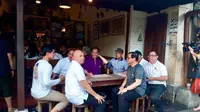 Jokowi minum kopi santai di bandung