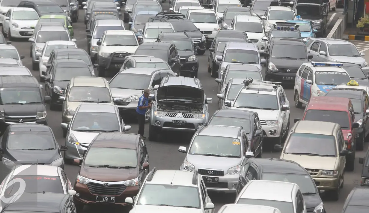 Sebuah kendaraan mogok di Tol Jagorawi, Jakarta, Selasa (29/11). Untuk mengurangi kepadatan, PT Jasa Marga (Persero) Tbk akan memberlakukan sistem transaksi terbuka di Jalan Tol Jagorawi mulai Juni 2017 mendatang. (Liputan6.com/Immanuel Antonius)