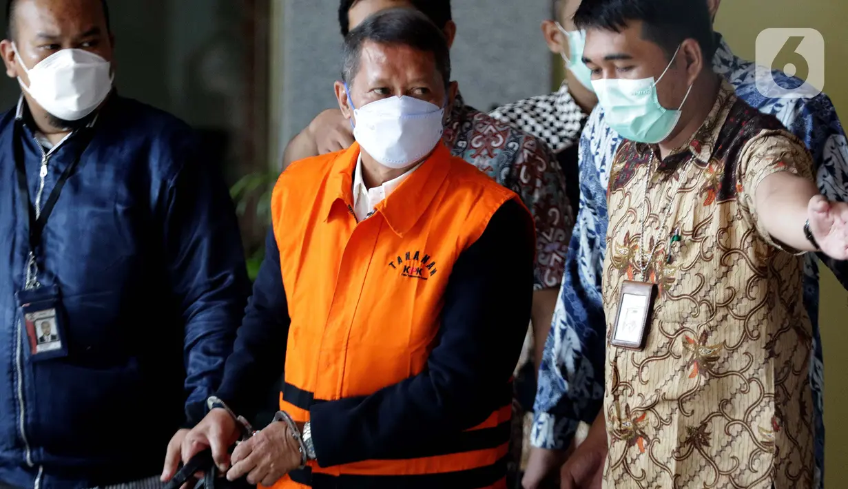 Mantan Dirut PT Pelindo II (Persero) Richard Joost Lino mengenakan rompi tahanan usai diperiksa di gedung KPK, Jakarta, Jumat (26/3/2021). RJ Lino ditetapkan sebagai tersangka pada Desember 2015 lalu dalam dugaan korupsi pengadaan tiga unit Quay Container Crane. (Liputan6.com/Helmi Fithriansyah)