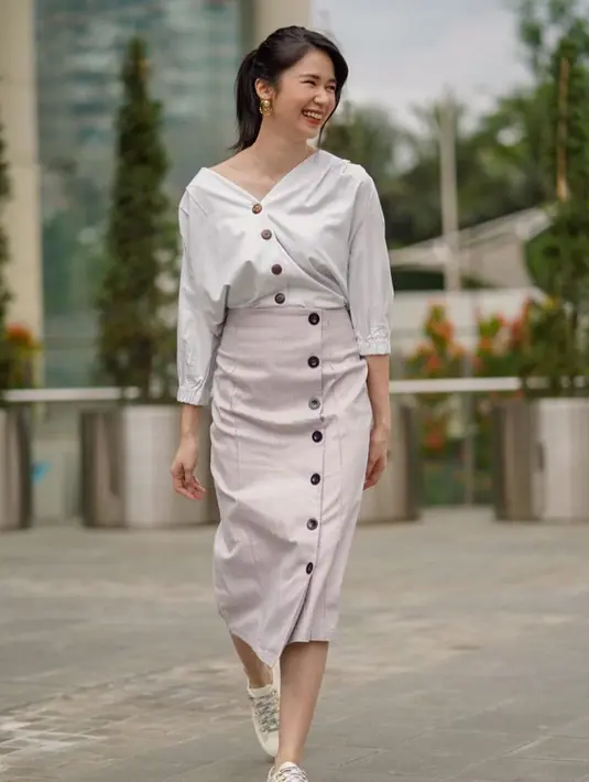 Memadukan sneakers dengan rok dan kemeja. Penampilan Laura Basuki ini nampak casual namun anggun. Tak lupa, ibu satu anak ini juga menambahkan akesoris anting sebagai pemanis. (Liputan6.com/IG/@laurabas)